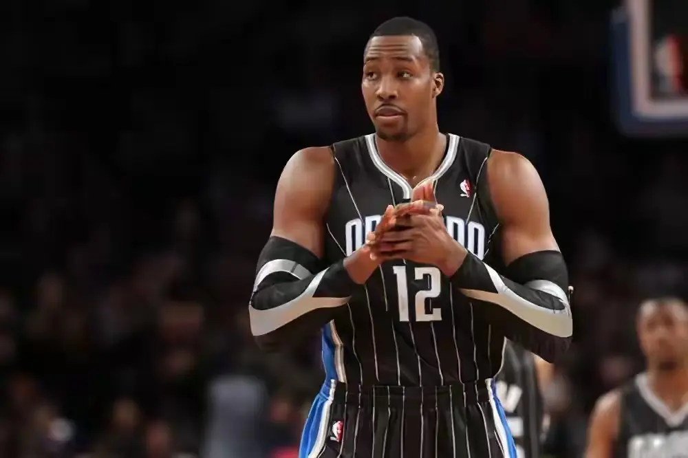 在囤积内线, 有霍华德, 他依靠着自